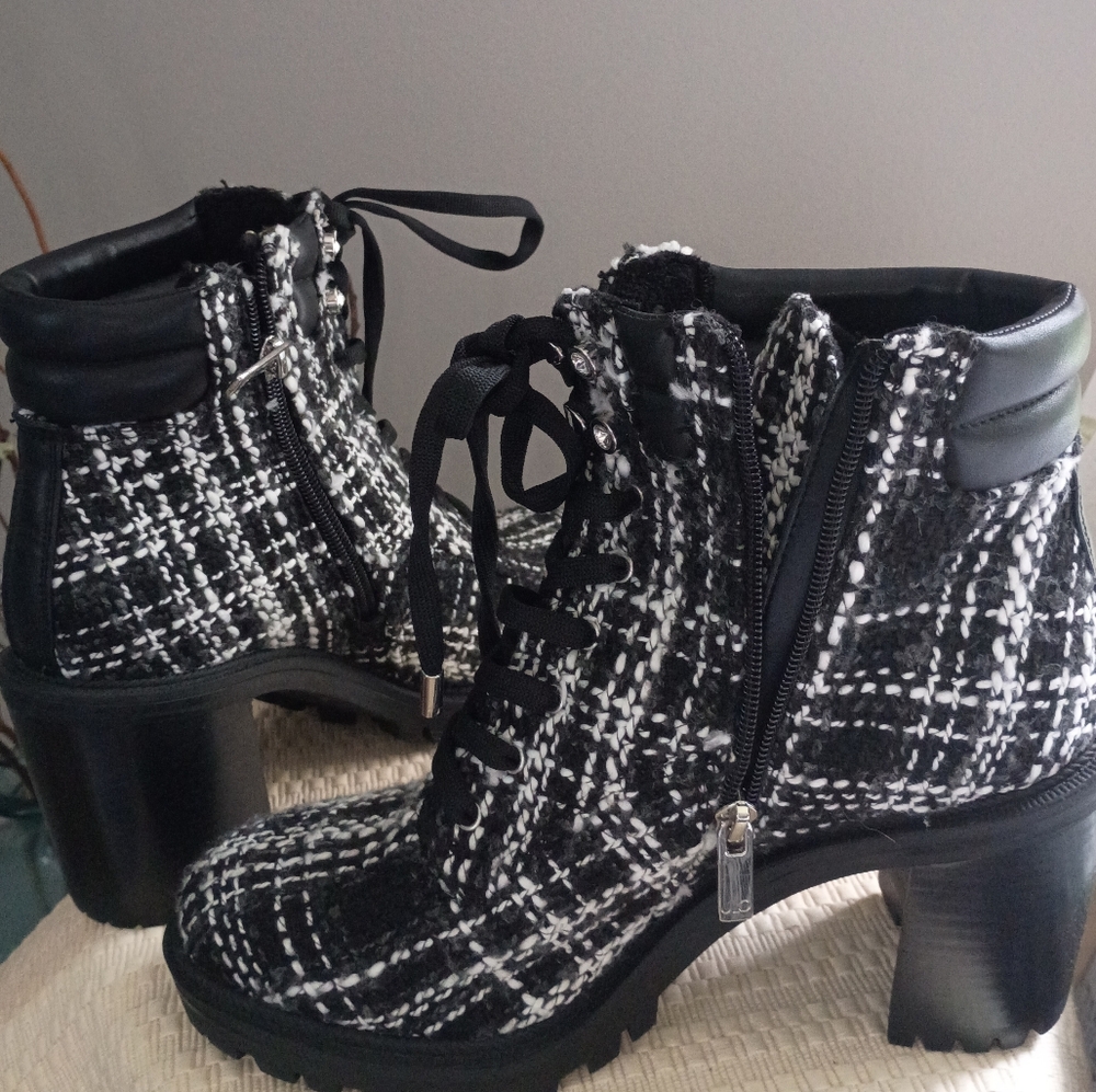 NWT.JLO Women's Black and White Plaid Tweed Ankle Boots Size 9.5 - Picture 5 of 7